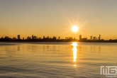 Te Koop | De zonsondergang aan de Kralingseplas in Rotterdam met de skyline op de achtergrond