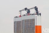 Het half-afzinkbaar transportschip Dockwise Vanguard in detail in Rotterdam