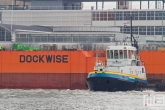 Het half-afzinkbaar transportschip Dockwise Vanguard met sleepboot Thamesbank in detail in Rotterdam