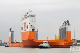 Het half-afzinkbaar transportschip Dockwise Vanguard met sleepboot Thamesbank in Rotterdam