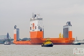 Het half-afzinkbaar transportschip Dockwise Vanguard met de RPA 10 in Rotterdam
