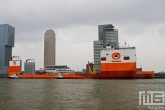 Het half-afzinkbaar transportschip Dockwise Vanguard met sleepboot Thamesbank aan de Wilhelminapier in Rotterdam