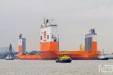 Het half-afzinkbaar transportschip Dockwise Vanguard met de RPA 10 in Rotterdam