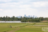 De havenstad Rotterdam vanuit de Ackerdijkseplassen