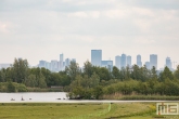 De havenstad Rotterdam vanuit de Ackerdijkseplassen