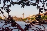 Het Lock of Love met uitzicht op de Euromast in de Havenstad in Rotterdam