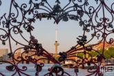 Het Lock of Love met uitzicht op de Euromast in de Havenstad in Rotterdam