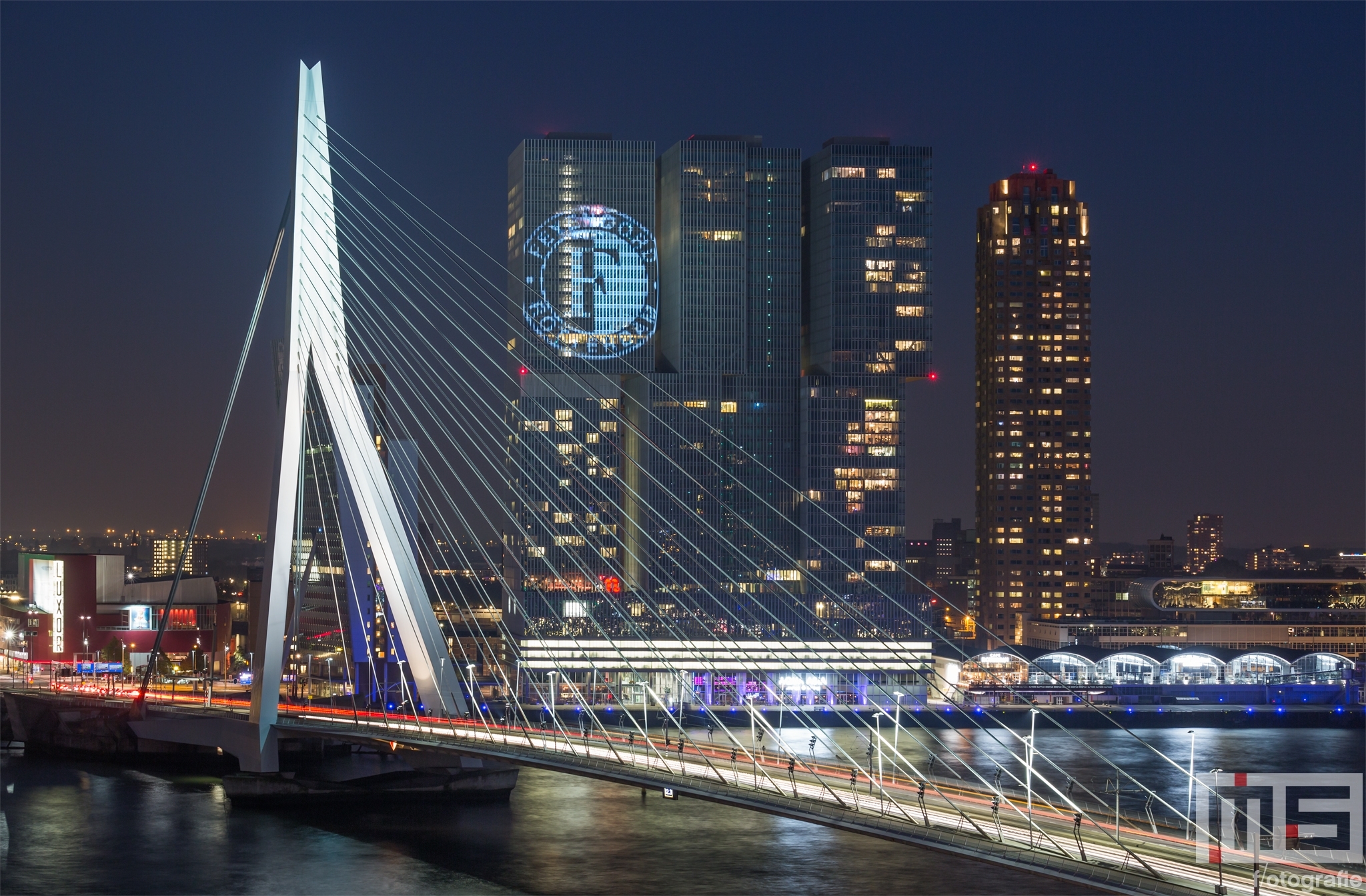 Te Koop | De Erasmusbrug in Rotterdam met het Feyenoord-logo op De Rotterdam