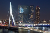 Te Koop | De Erasmusbrug in Rotterdam met het Feyenoord-logo op De Rotterdam