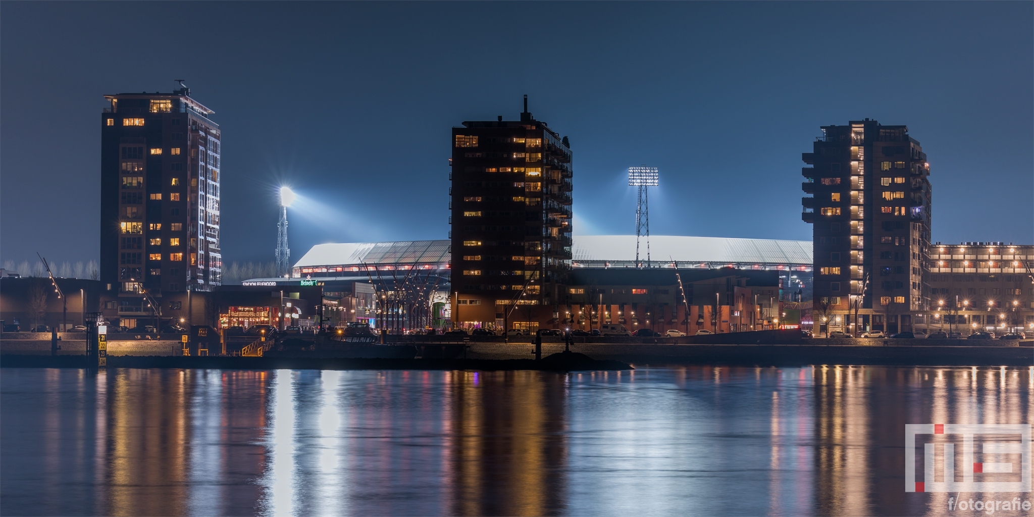 Te Koop | Het Feyenoord Stadion De Kuip in Rotterdam-Zuid tijdens het blauwe uurtje