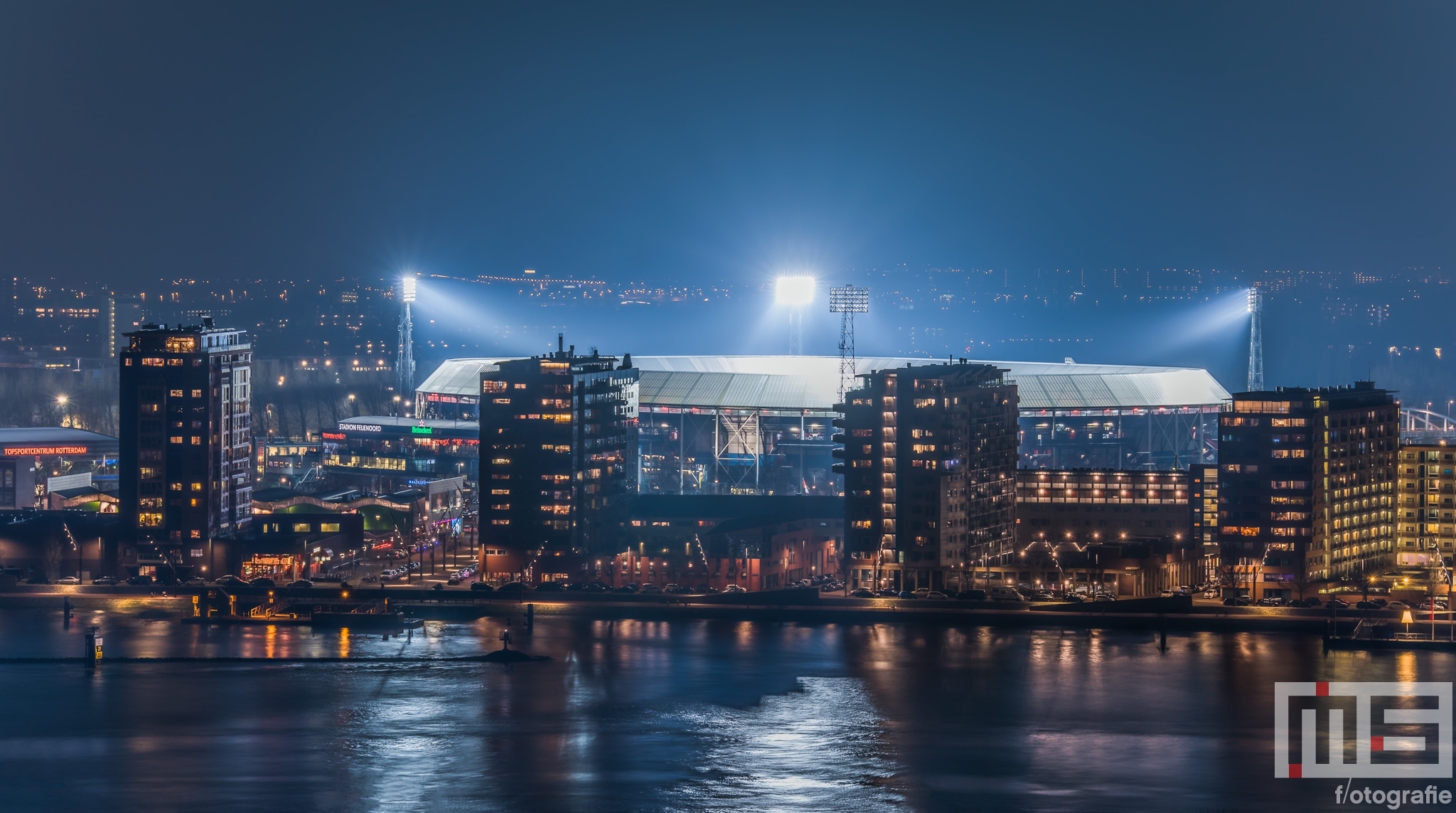 Te Koop | Het Feyenoord Stadion De Kuip in Rotterdam-Zuid tijdens het blauwe uurtje