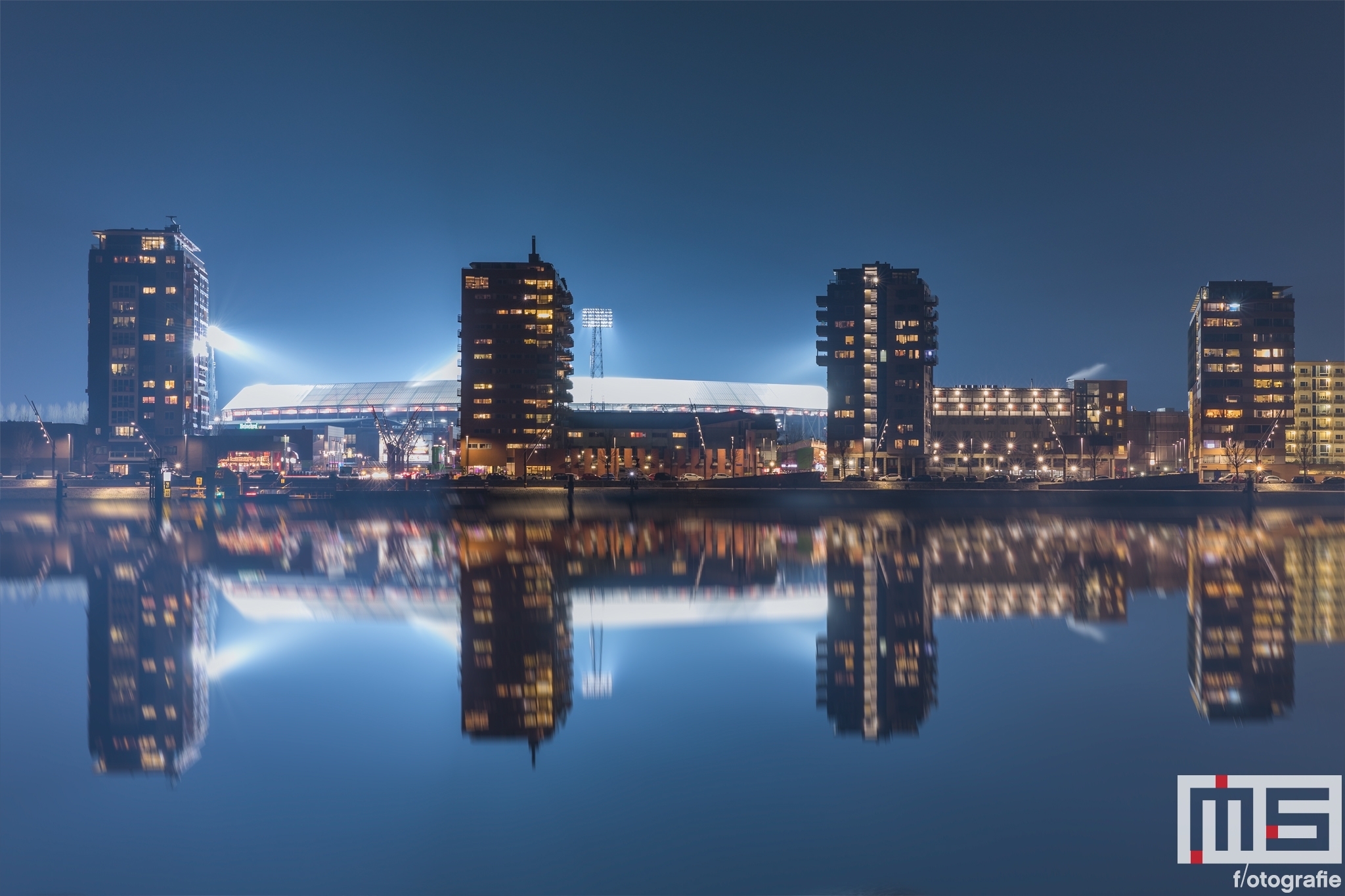 Te Koop | Het Feyenoord Stadion De Kuip in Rotterdam gespiegeld tijdens een speelavond