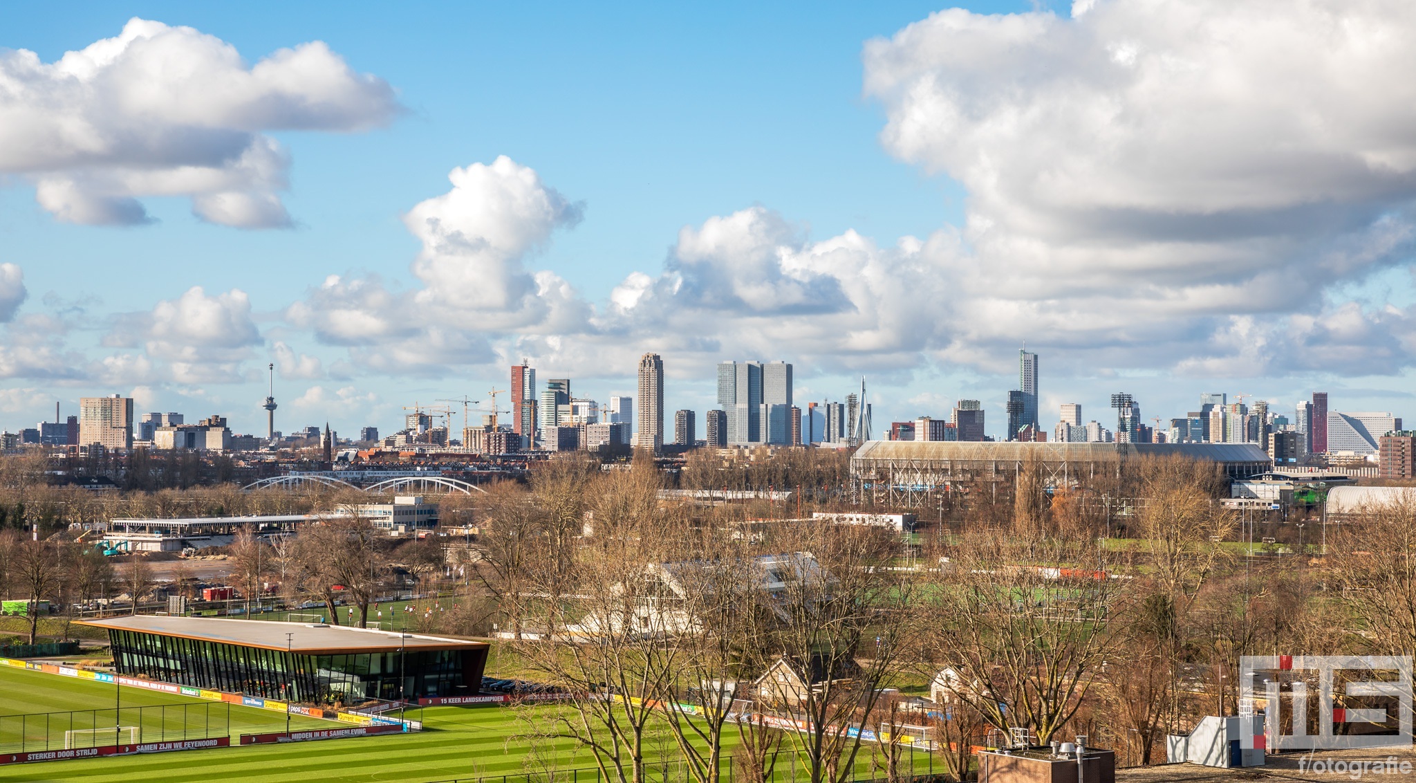 Te Koop | De skyline van Rotterdam met het Feyenoord Stadion De Kuip