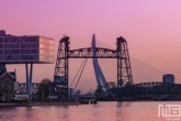 De Hef en de Erasmusbrug in Rotterdam tijdens de zonsondergang