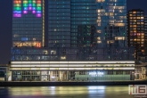 Het gebouw De Rotterdam met het nhow Hotel  met regenboogkleuren