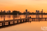 Te Koop | Het uitzicht op de skyline van Rotterdam vanaf de Kralingseplas tijdens zonsondergang