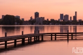 Het uitzicht op de skyline van Rotterdam vanaf de Kralingseplas tijdens zonsondergang