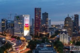 De skyline van Rotterdam Centrum tijdens het blauwe uurtje