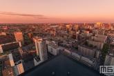 De skyline van Rotterdam Centrum tijdens de zonsondergang