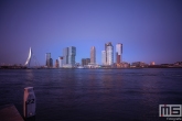 De skyline van Rotterdam tijdens het blauw uurtje