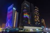 Het gebouw De Rotterdam met het nhow Hotel  met regenboogkleuren