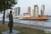 Het cruiseschip MS Rotterdam voor de laatste keer in Rotterdam