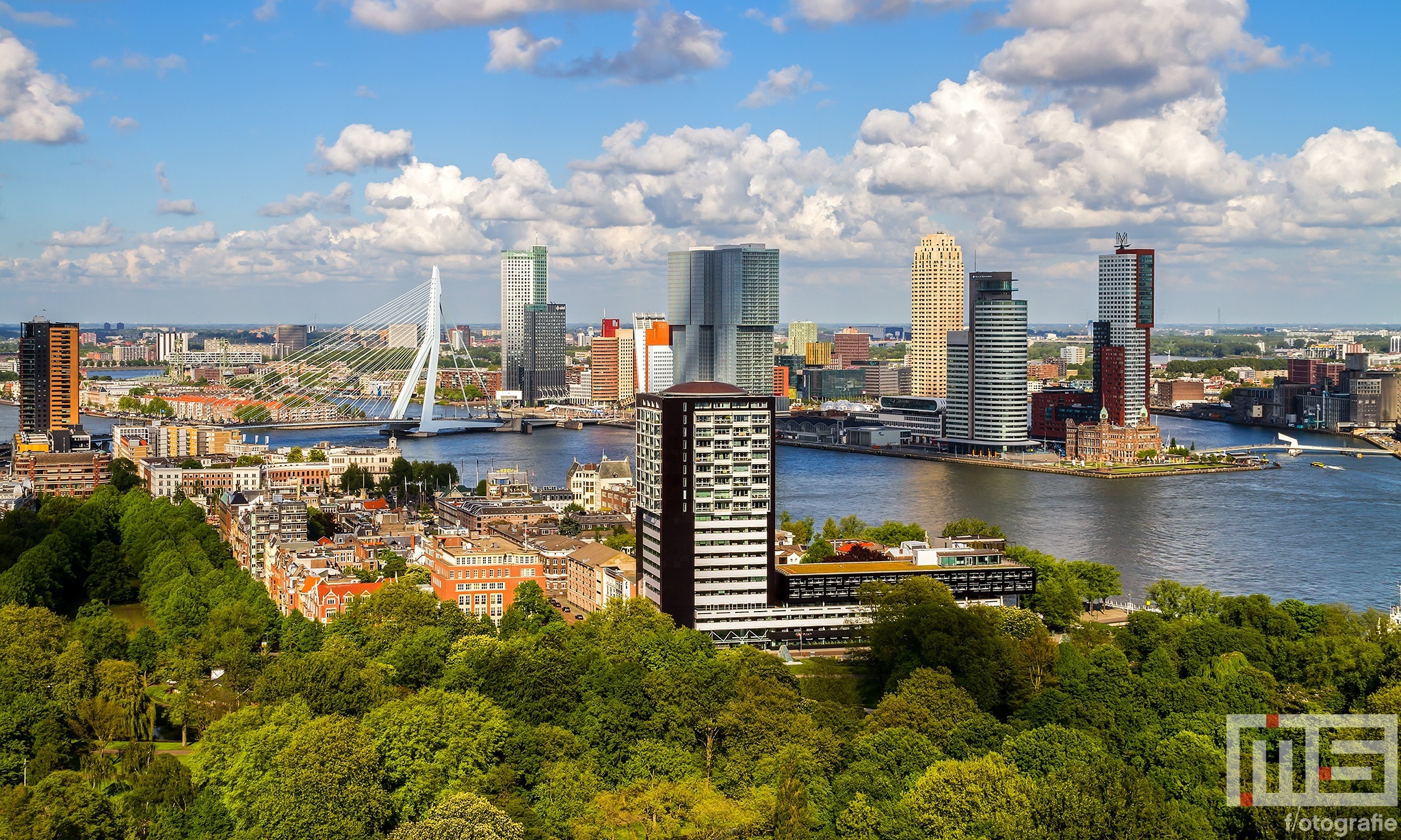 Her Euromastpark in Rotterdam met schitterende  Hollandse wolken