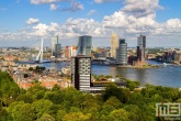 Her Euromastpark in Rotterdam met schitterende  Hollandse wolken