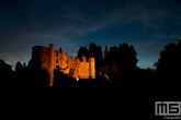 Het kasteel Beaufort in Luxemburg in de nachtelijke uren
