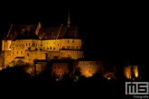 Het kasteel in het dorp Vianden in Luxemburg in de nacht