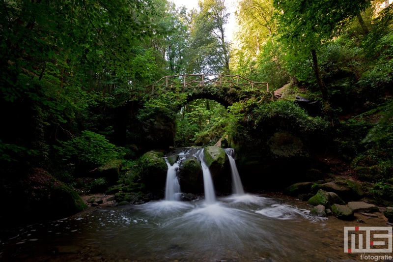 Te Koop | De waterval Schiessentumpel in Mullerthal Luxemburg vanaf het water