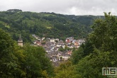 Het uitzicht op het dorp Vianden in Luxemburg