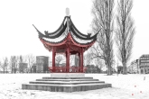 Sneeuw in het Park in Rotterdam met de bekende Chinese Pagode