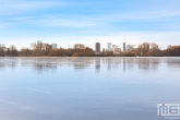 Sneeuw bij de Kralingse Plas in Rotterdam met de skyline op de achtergrond