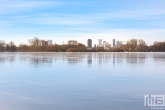 Sneeuw bij de Kralingse Plas in Rotterdam met de skyline op de achtergrond
