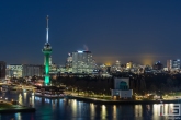 De Euromast in Rotterdam in het groen wit met het stadscentrum