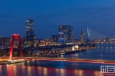 De skyline van Rotterdam met de Willemsbrug, Boompjes en de Erasmusbrug