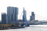 De skyline van Rotterdam met de Erasmusbrug en cruiseschip Ms Rotterdam aan de Cruise Port Rotterdam