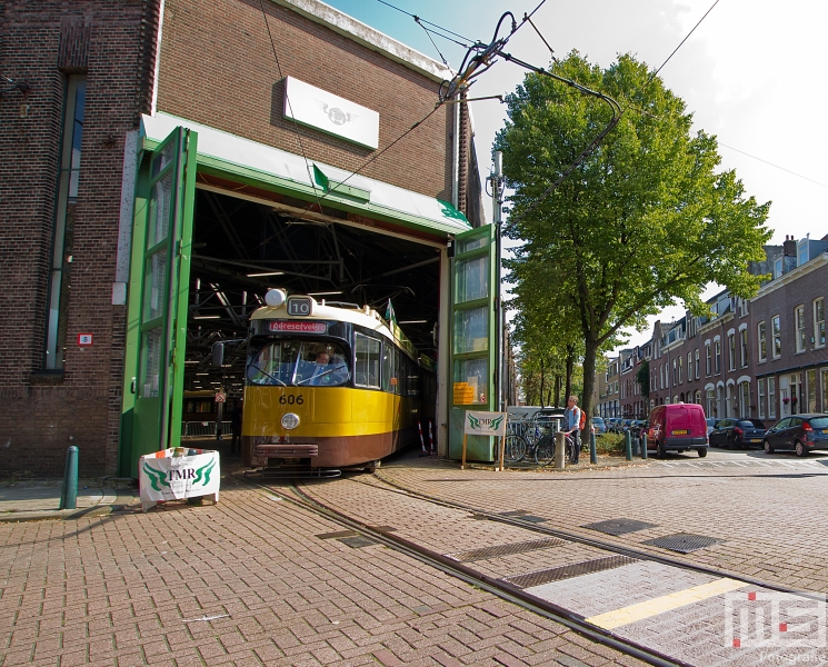 Het Trammuseum Rotterdam van Stichting RoMeO met de tram van tramlijn 10