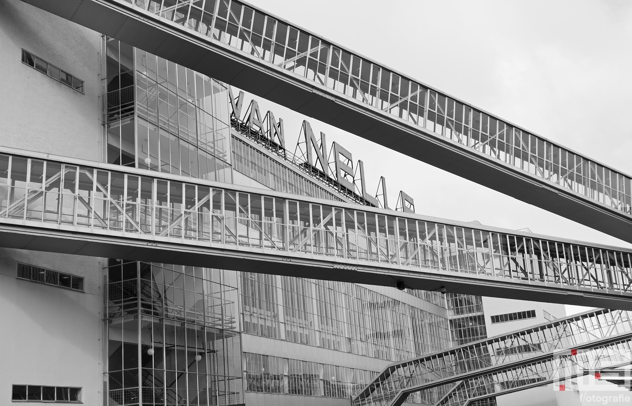 De neonletters van de Van Nelle Fabriek (UNESCO) in Rotterdam Delfshaven