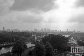 Het uitzicht op de skyline van Rotterdam vanuit Van Nelle Fabriek (UNESCO) in Delfshaven