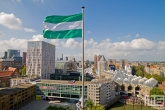 Het uitzicht vanaf het Witte Huis in Rotterdam met Rotterdamse vlag (groen/wit/groen)
