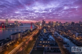 Te Koop | De skyline van Rotterdam met de Willemsbrug tijdens de zonsondergang