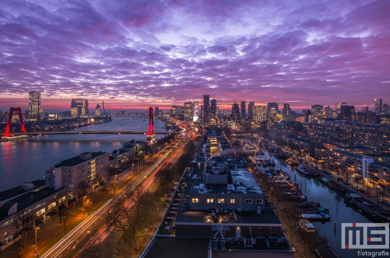 Te Koop | De skyline van Rotterdam met de Willemsbrug tijdens de zonsondergang