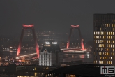 Te Koop | De Willemsbrug en het hoofdkantoor van Stedin tijdens een mistige avond in Rotterdam