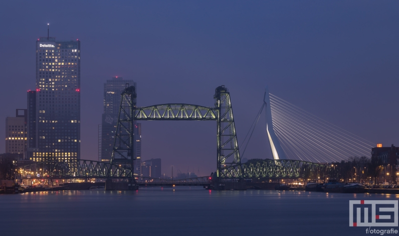 Te Koop | De nieuwe verlichting van De Hef met op de achtergrond de Erasmusbrug in Rotterdam