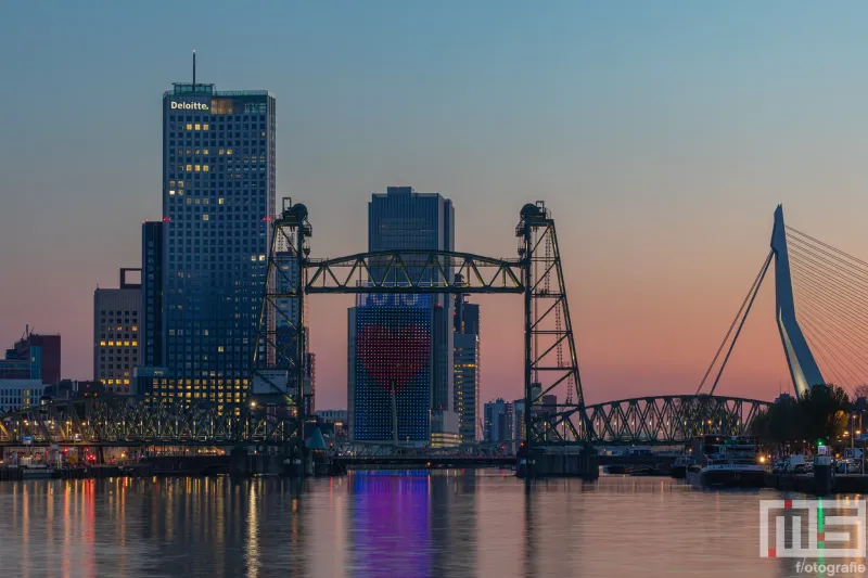 Te Koop | De Hef en de Erasmusbrug in Rotterdam tijdens de zonsondergang