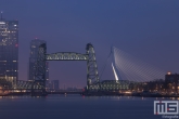 Te Koop | De nieuwe verlichting van De Hef met op de achtergrond de Erasmusbrug in Rotterdam