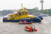 Het sierspuiten van de RPA13 van Port of Rotterdam tijdens de Wereldhavendagen in Rotterdam