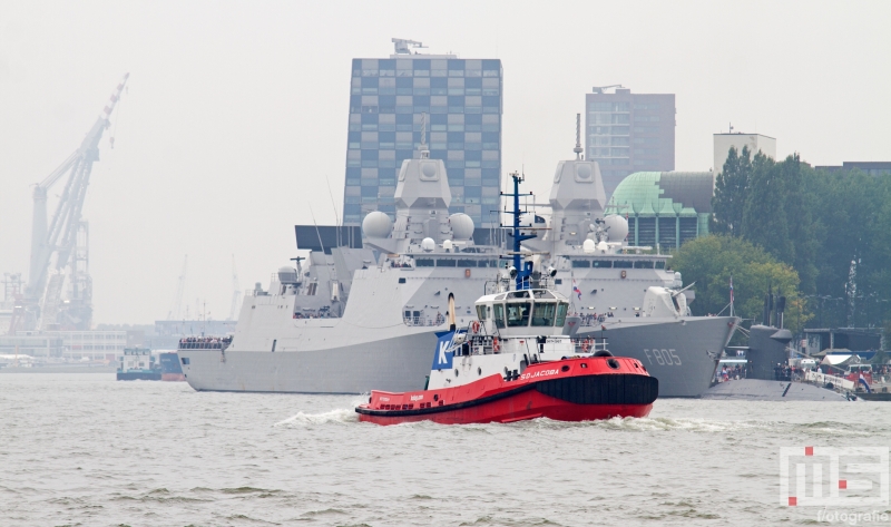 De sleepboot SD Jacoba op weg naar een demonstratie de Wereldhavendagen in Rotterdam